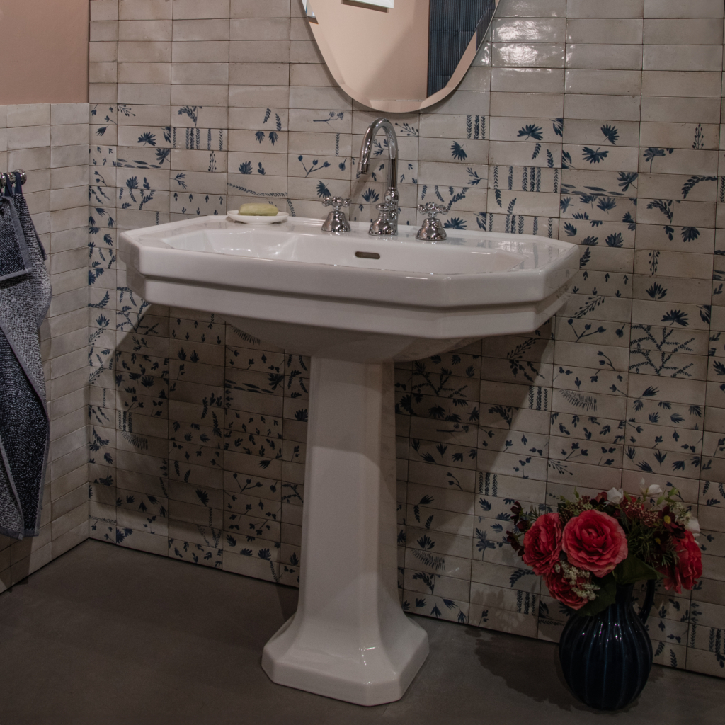 1930 tvättställ med golvpelare i en antik design från Duravit i ett badrum.