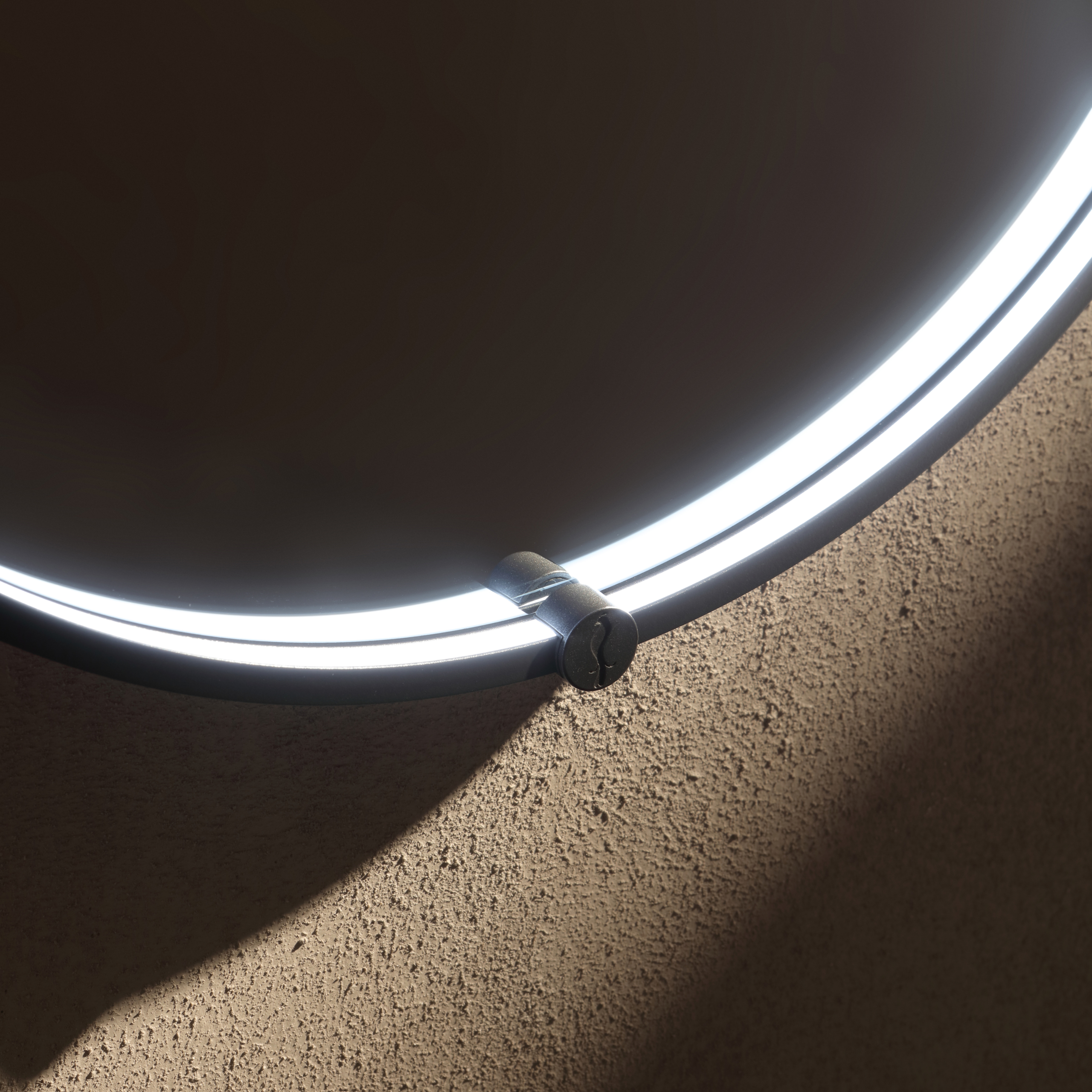 Frame oval spegel med belysning.
