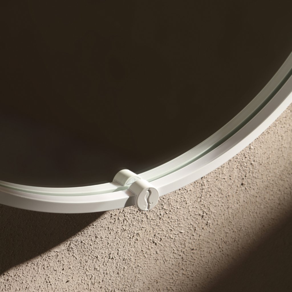 Frame oval spegel med belysning.