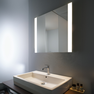 LM spegel med sidobelysning ovanför ett tvättställ från Duravit.