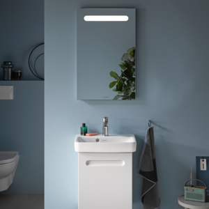 Kommod, högskåp och spegelskåp med belysning i ovankant från serien No.1 från Duravit i färgen vit. Sittandes på en blå vägg.