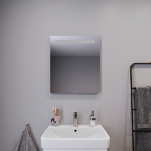 Kommod, högskåp och spegelskåp med belysning i ovankant från serien No.1 från Duravit i färgen vit. Sittandes på en vit vägg.