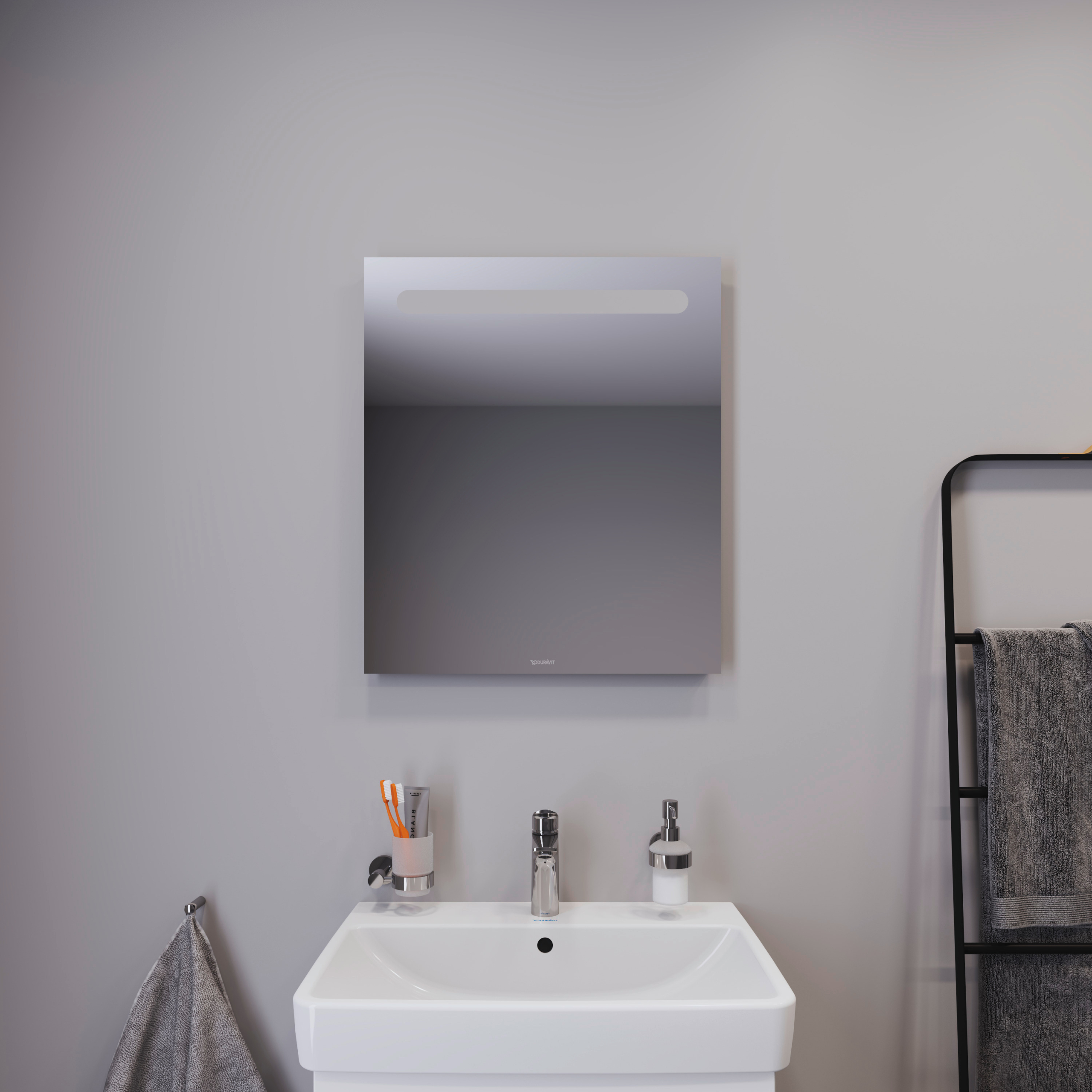 Kommod, högskåp och spegelskåp med belysning i ovankant från serien No.1 från Duravit i färgen vit. Sittandes på en vit vägg.