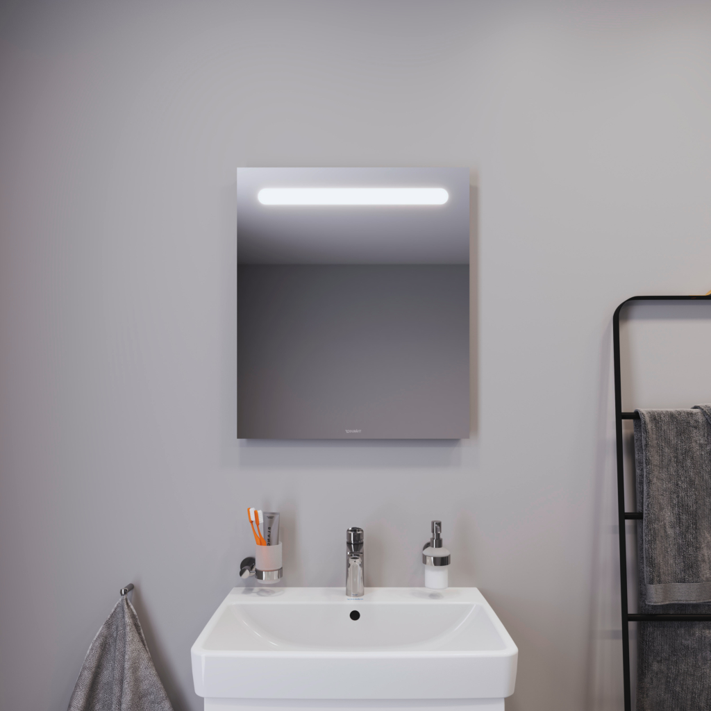 Kommod, högskåp och spegelskåp med belysning i ovankant från serien No.1 från Duravit i färgen vit. Sittandes på en vit vägg.