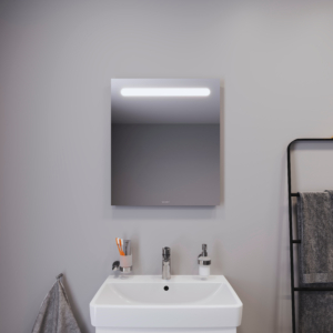 Kommod, högskåp och spegelskåp med belysning i ovankant från serien No.1 från Duravit i färgen vit. Sittandes på en vit vägg.