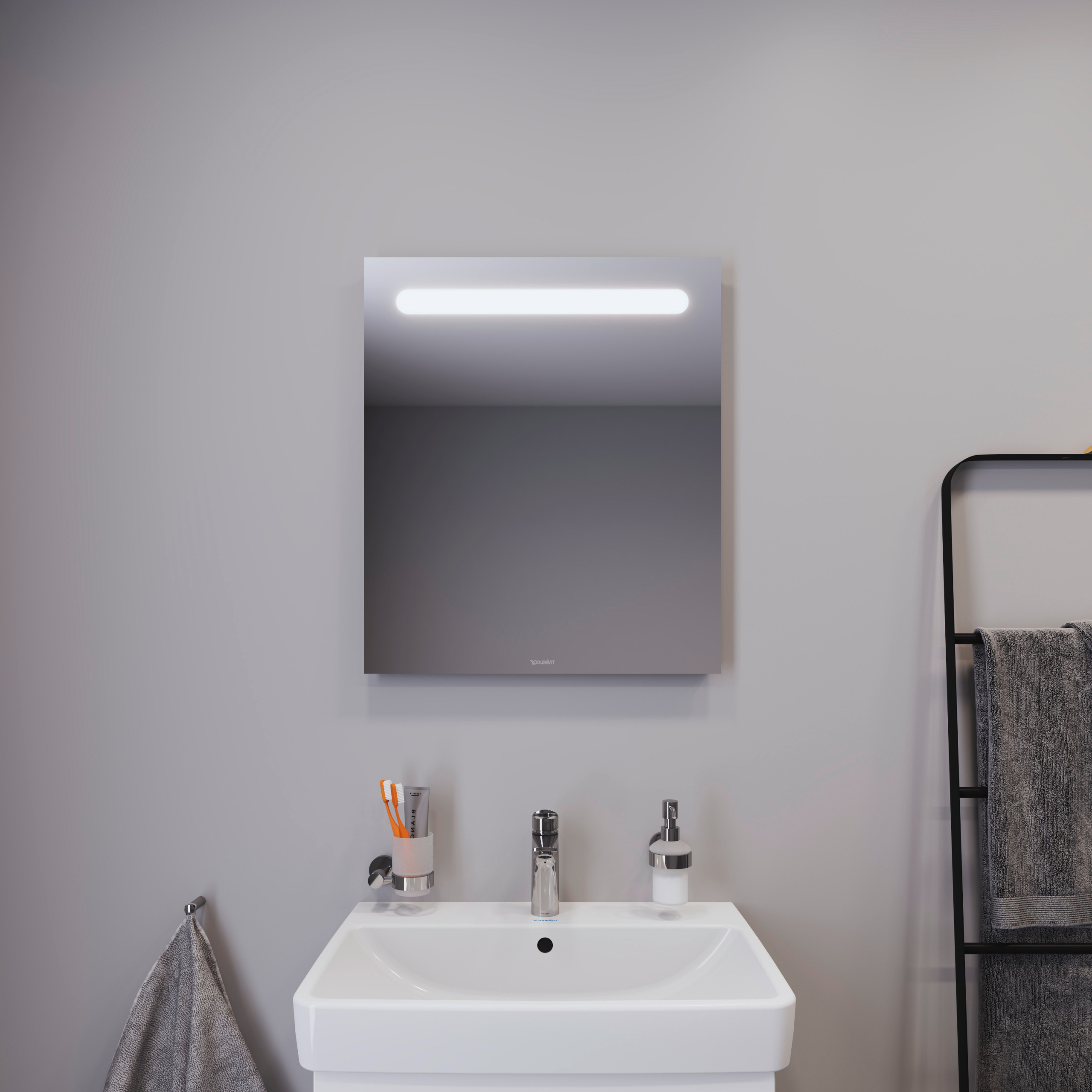 Kommod, högskåp och spegelskåp med belysning i ovankant från serien No.1 från Duravit i färgen vit. Sittandes på en vit vägg.