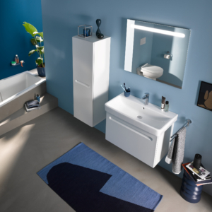 Kommod, högskåp och spegelskåp med belysning i ovankant från serien No.1 från Duravit i färgen vit. Sittandes på en blå vägg.