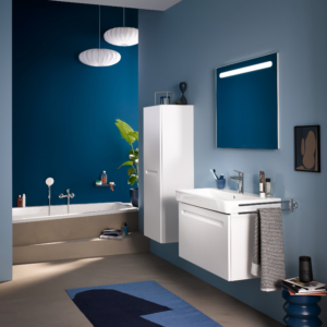 Kommod, högskåp och spegelskåp med belysning i ovankant från serien No.1 från Duravit i färgen vit. Sittandes på en blå vägg.