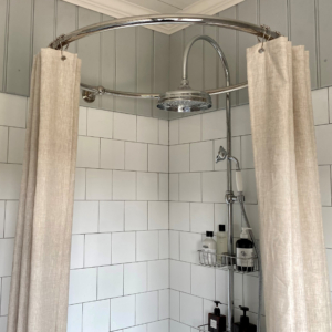 Orion duschdraperiring och classic takdusch i ett badrum med antik design.