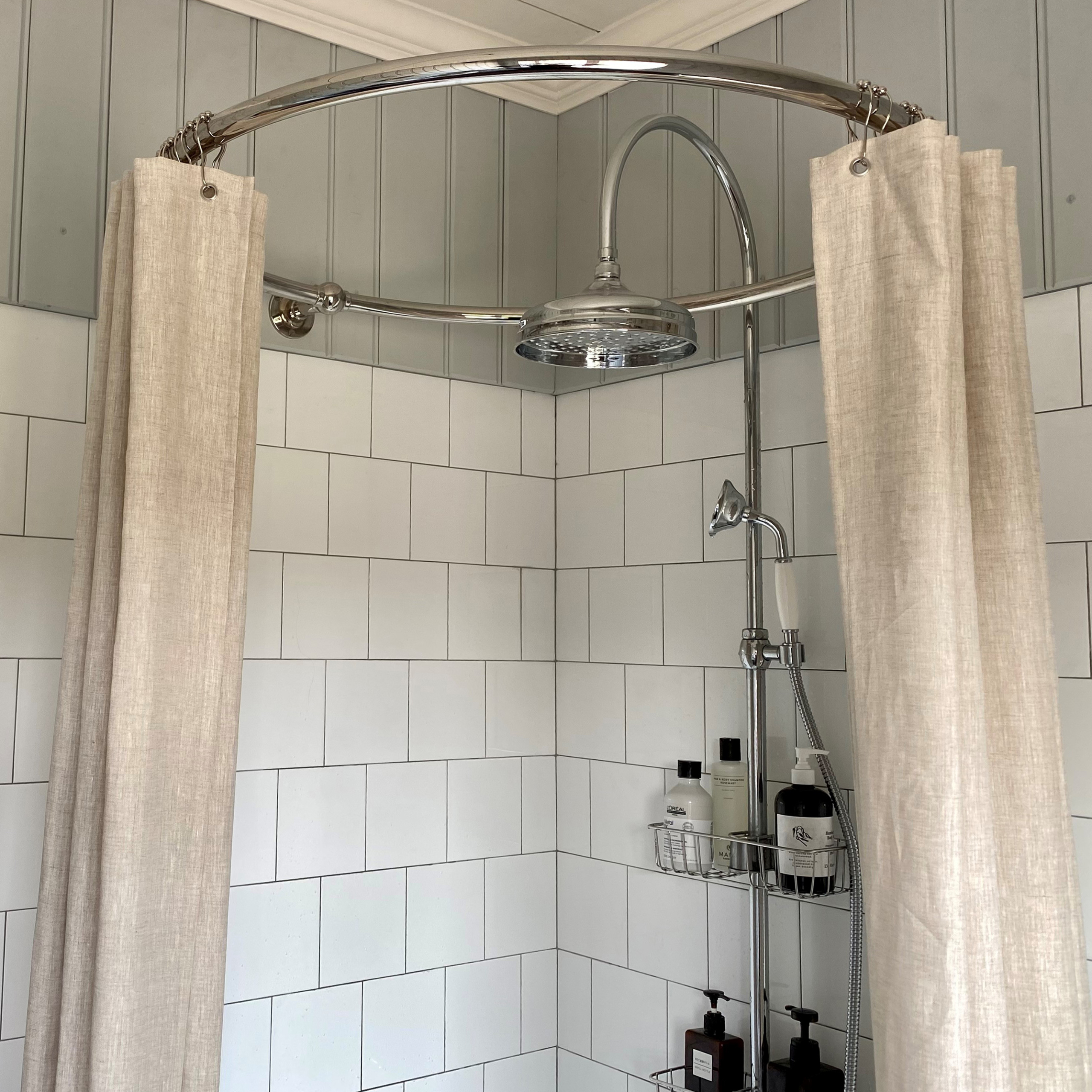 Orion duschdraperiring och classic takdusch i ett badrum med antik design.