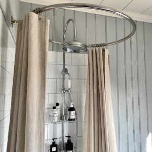 Orion duschdraperiring och classic takdusch i ett badrum med antik design.
