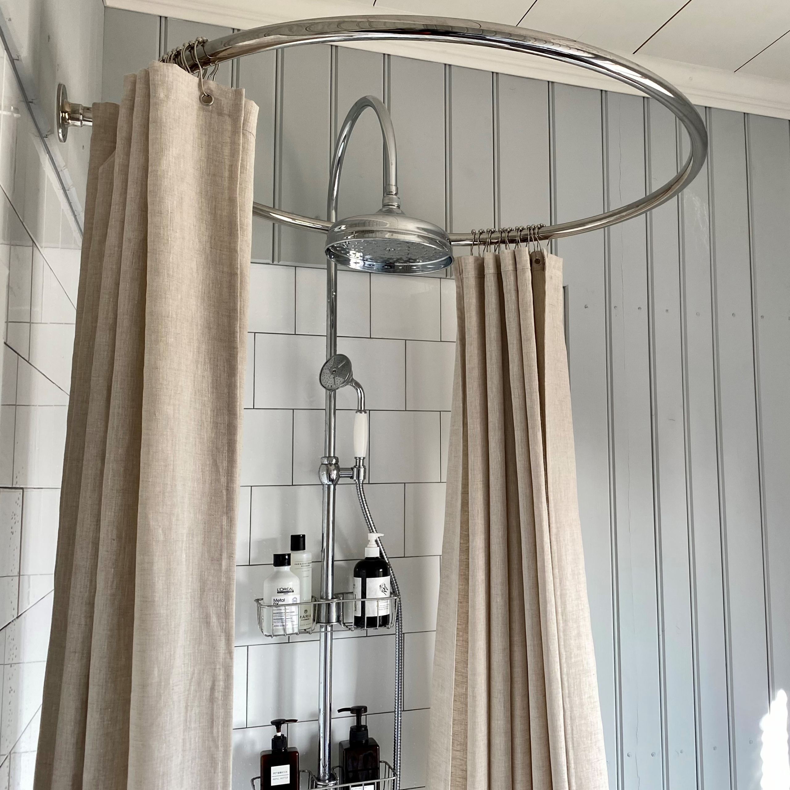 Orion duschdraperiring och classic takdusch i ett badrum med antik design.