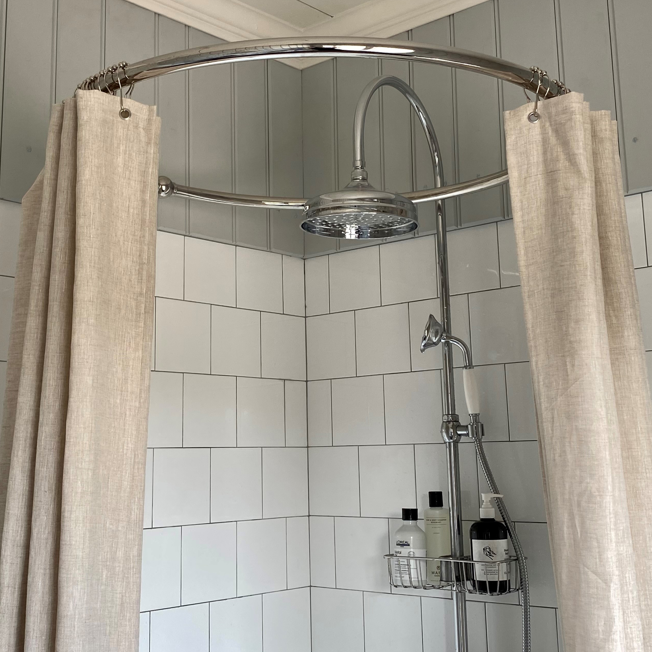 Orion duschdraperiring och classic takdusch i ett badrum med antik design.