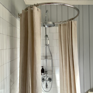 Orion duschdraperiring och classic takdusch i ett badrum med antik design.