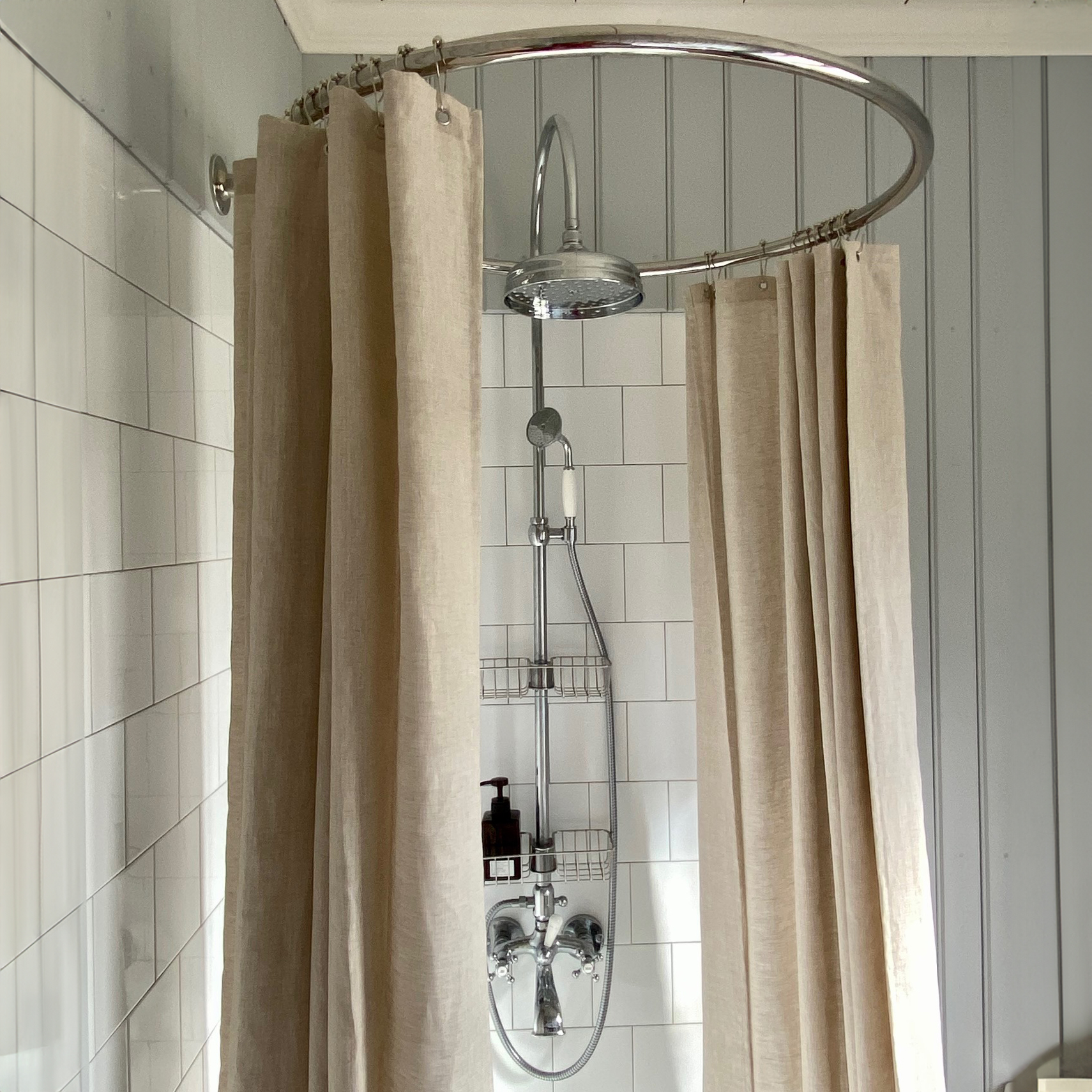 Orion duschdraperiring och classic takdusch i ett badrum med antik design.