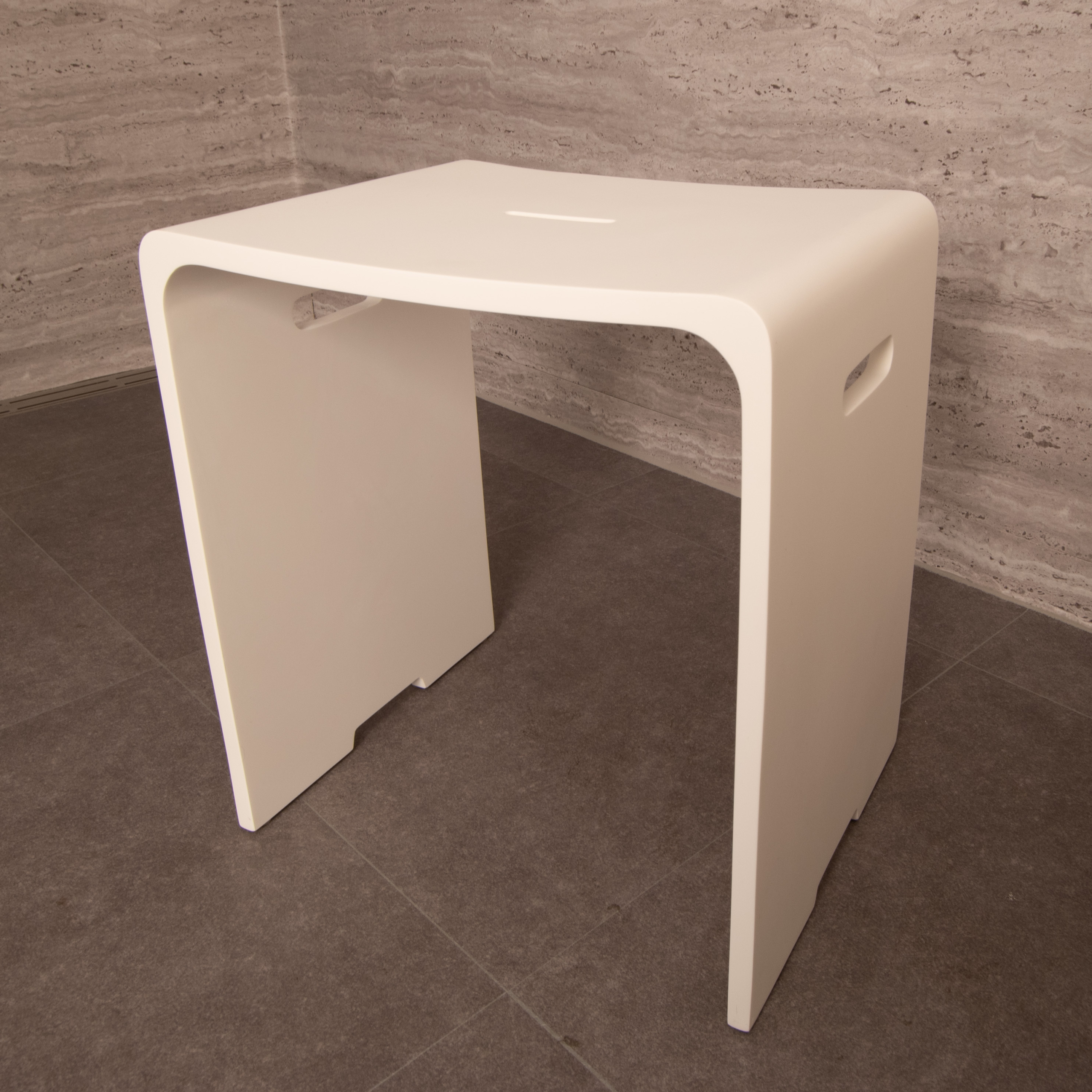 Cube pall i kompositmaterialet solid surface.