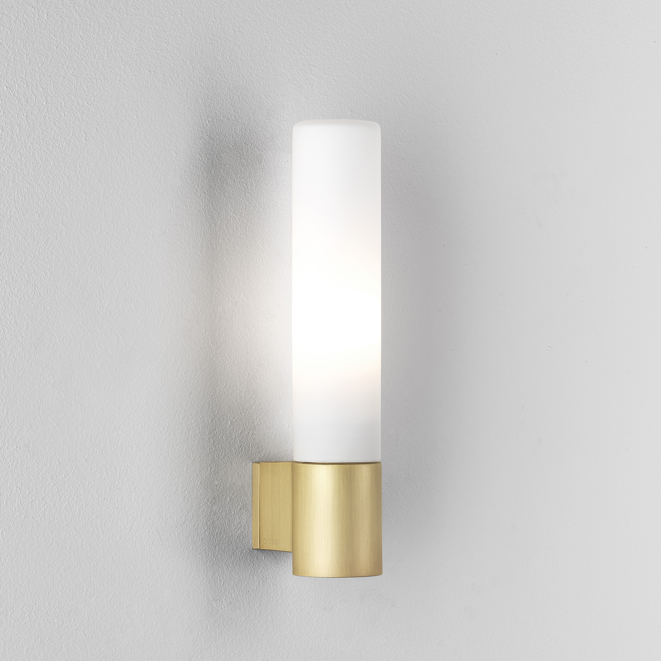 Bari vägglampa från Astro med glasskärm.