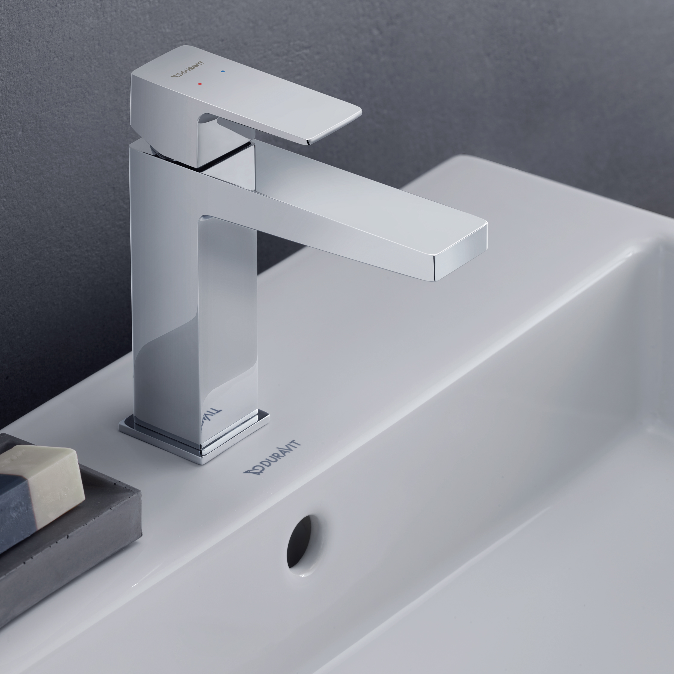 Manhattan Låg tvättställsblandare på ett tvättställ.