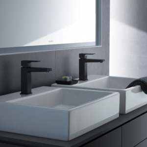 Manhattan Låg tvättställsblandare på ett tvättställ.