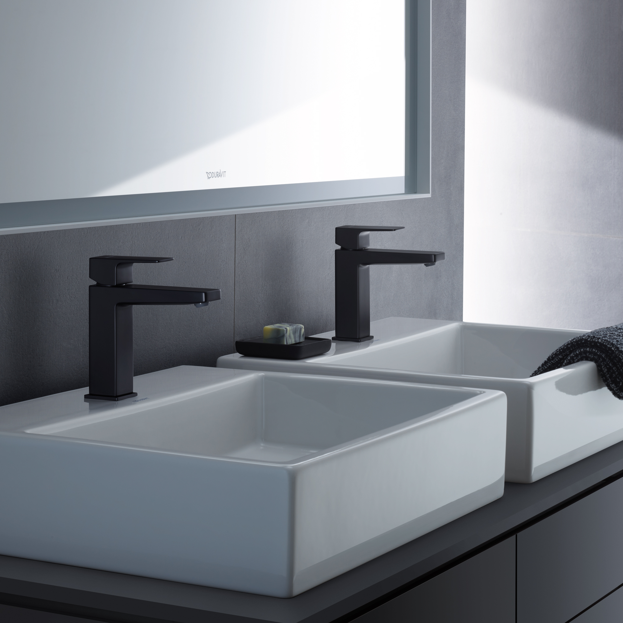 Manhattan Låg tvättställsblandare på ett tvättställ.