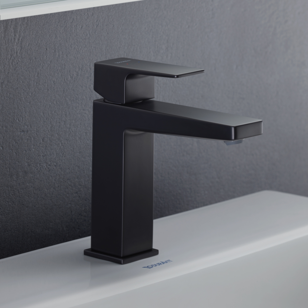 Manhattan Låg tvättställsblandare på ett tvättställ.