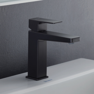 Manhattan Låg tvättställsblandare på ett tvättställ.