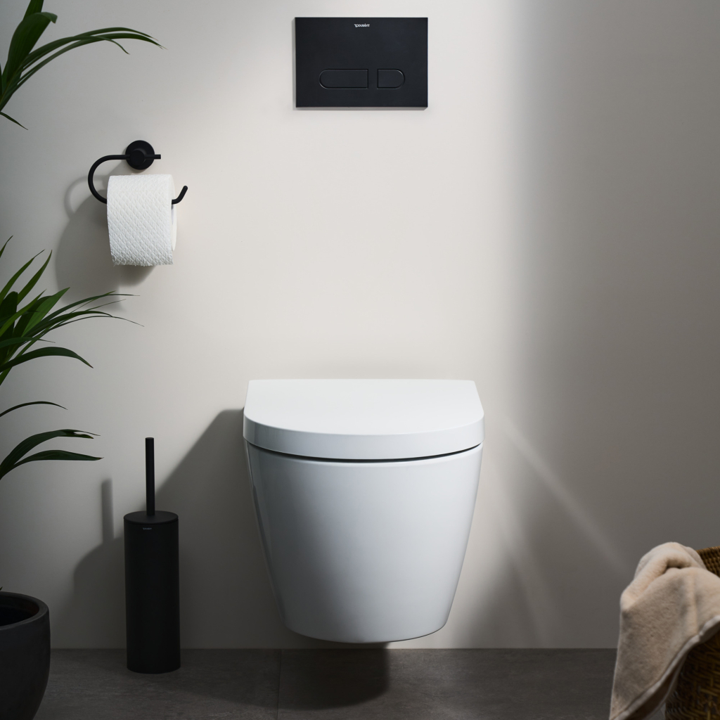 ME by Starck Hero Edition, vägghängd toalettstol från Duravit på en badrumsvägg.