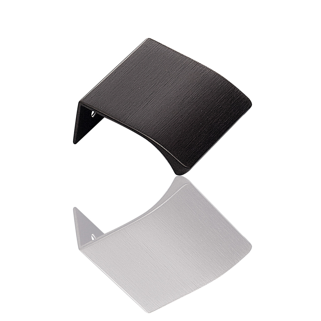 Edge handtag till en kommod.