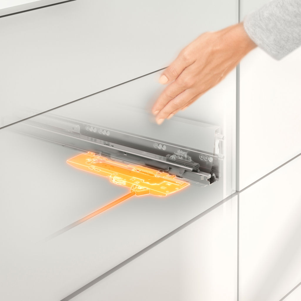 Push open lådöppning. Hand som trycker på ett skåp.