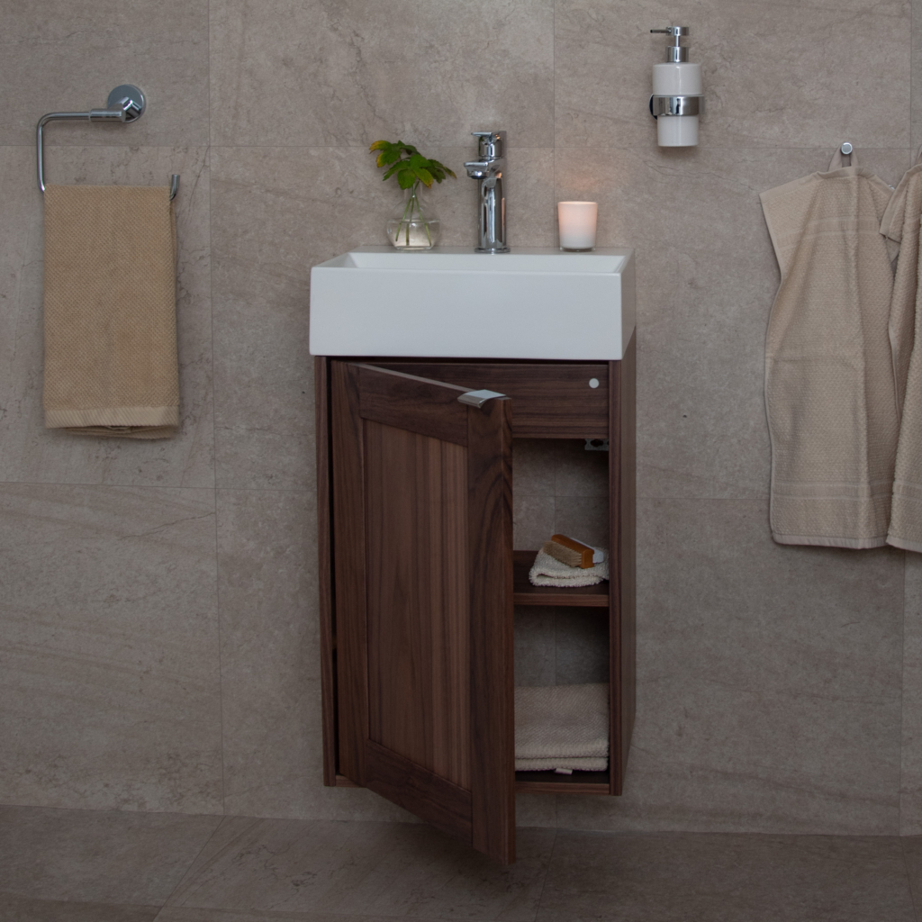 Spiken 390 tvättställsskåp med tvättställ och blandare i ett badrum.