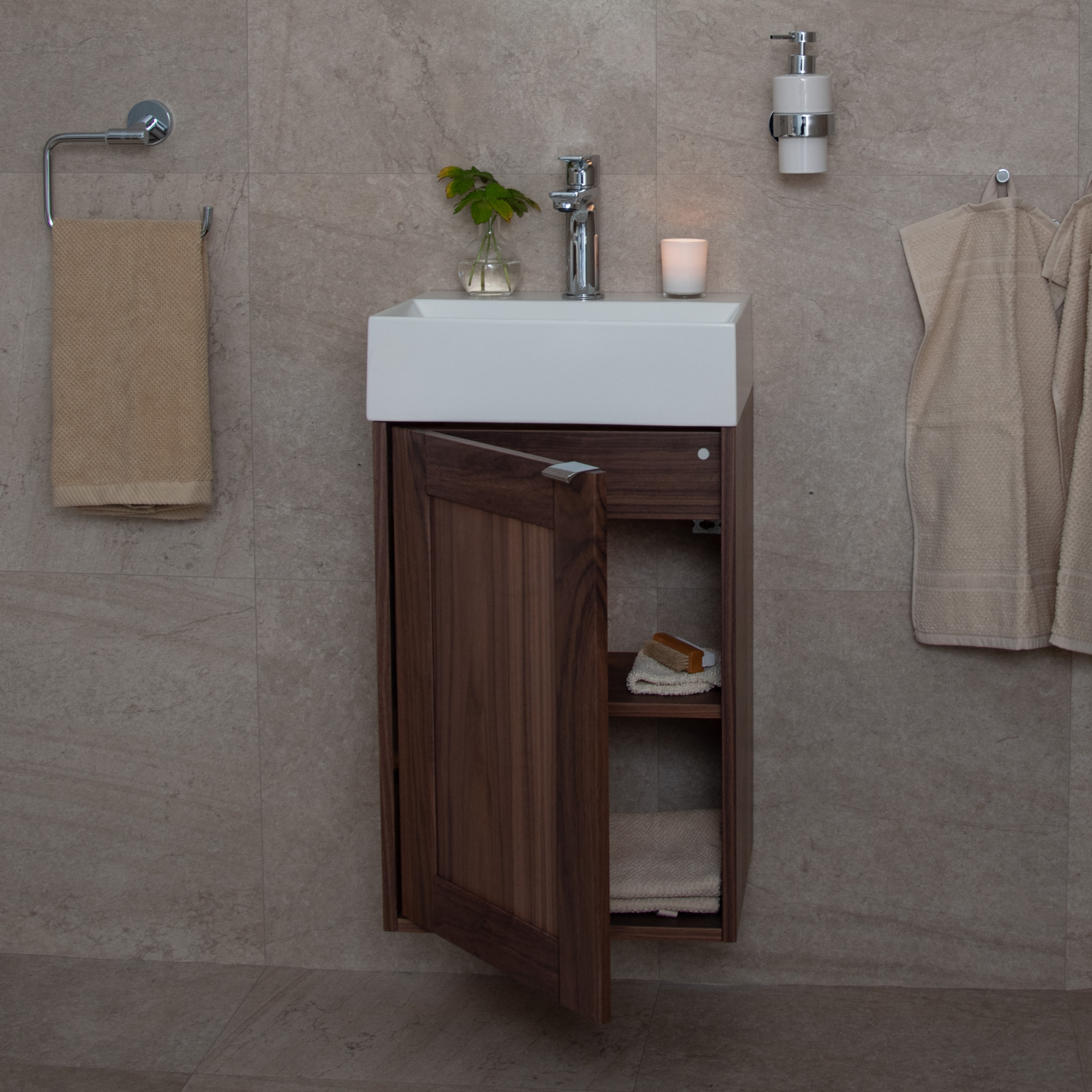 Spiken 390 tvättställsskåp med tvättställ och blandare i ett badrum.