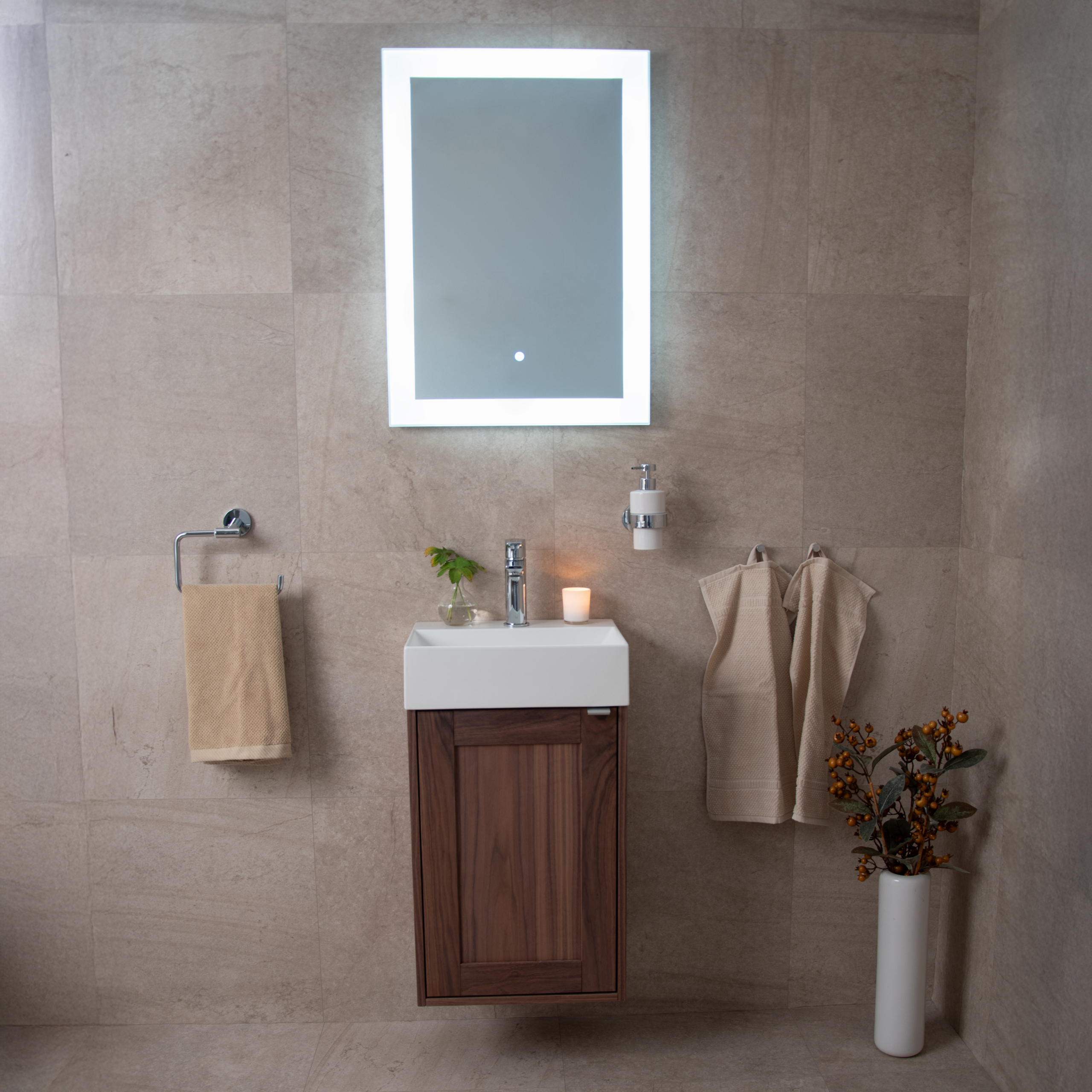 Spiken 390 tvättställsskåp med tvättställ och blandare i ett badrum.