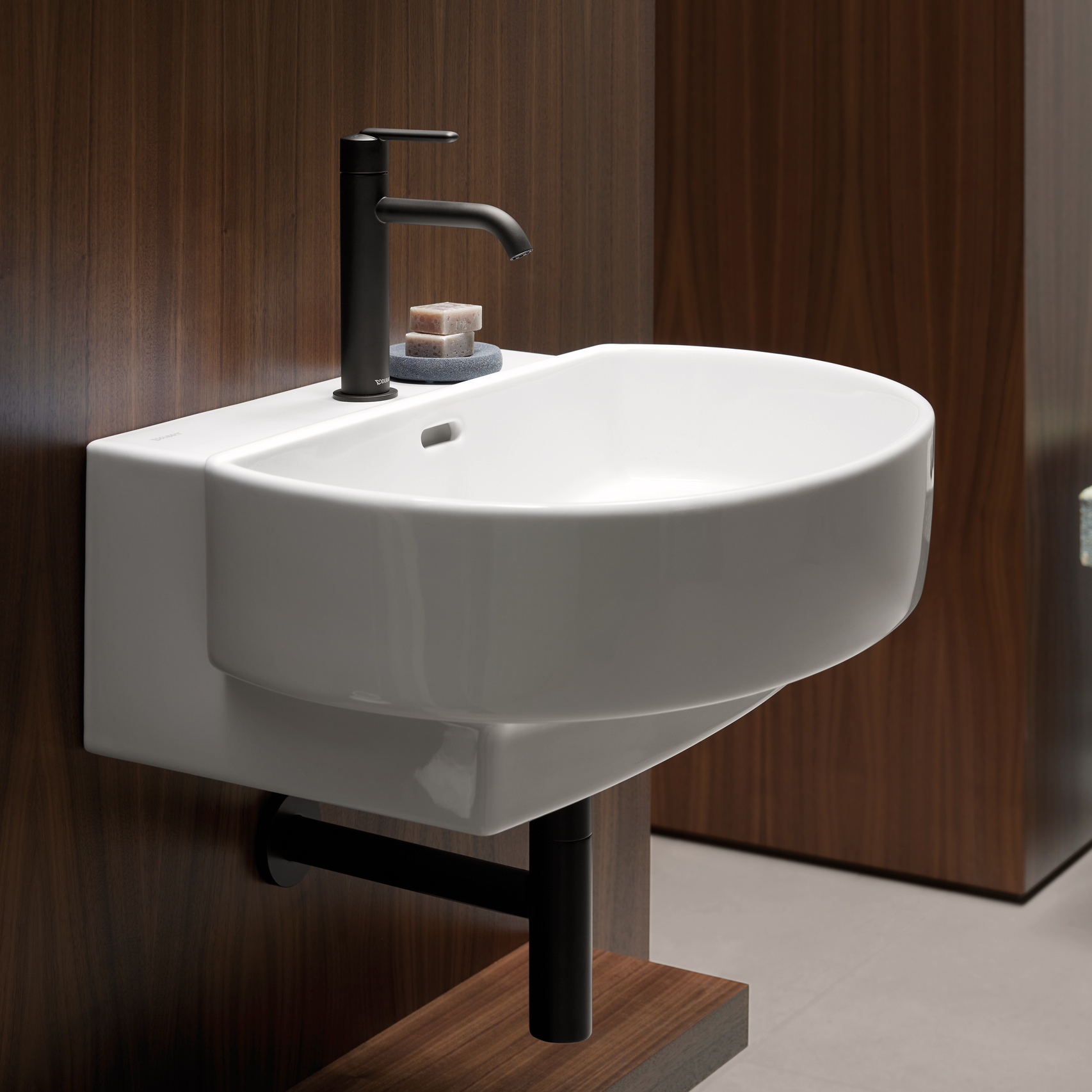 Balcoon 550 tvättställ på en badrumsvägg.