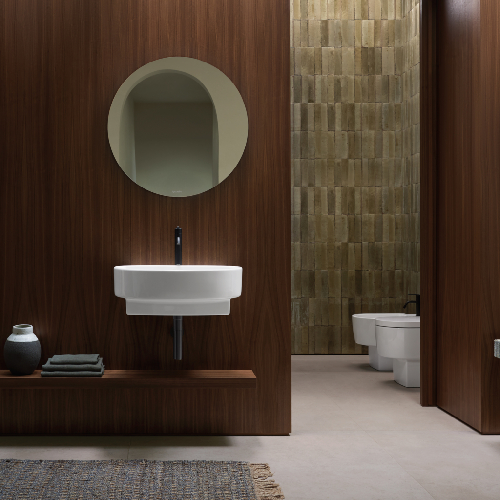 Balcoon 550 tvättställ på en badrumsvägg.