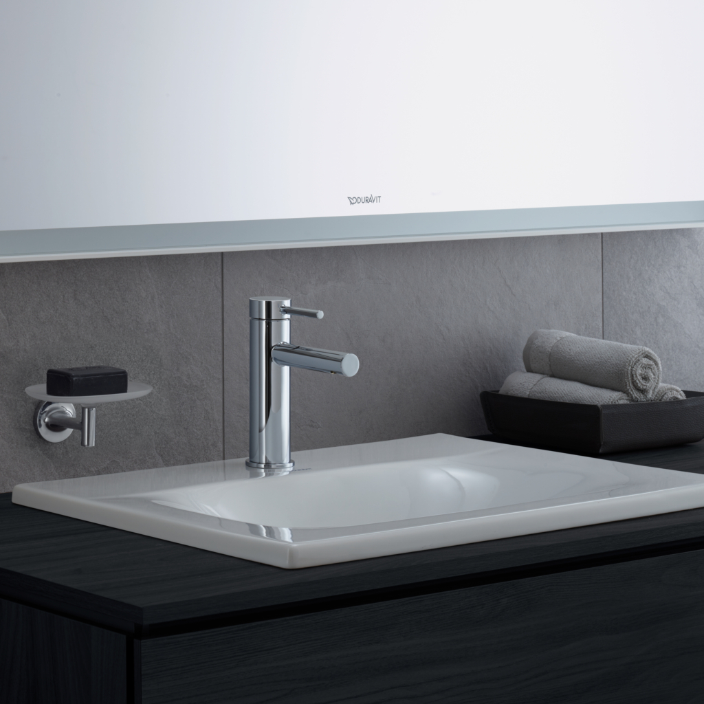 Circle S tvättställsblandare från Duravit på ett tvättställ.