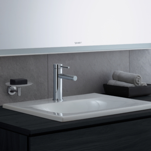 Circle S tvättställsblandare från Duravit på ett tvättställ.