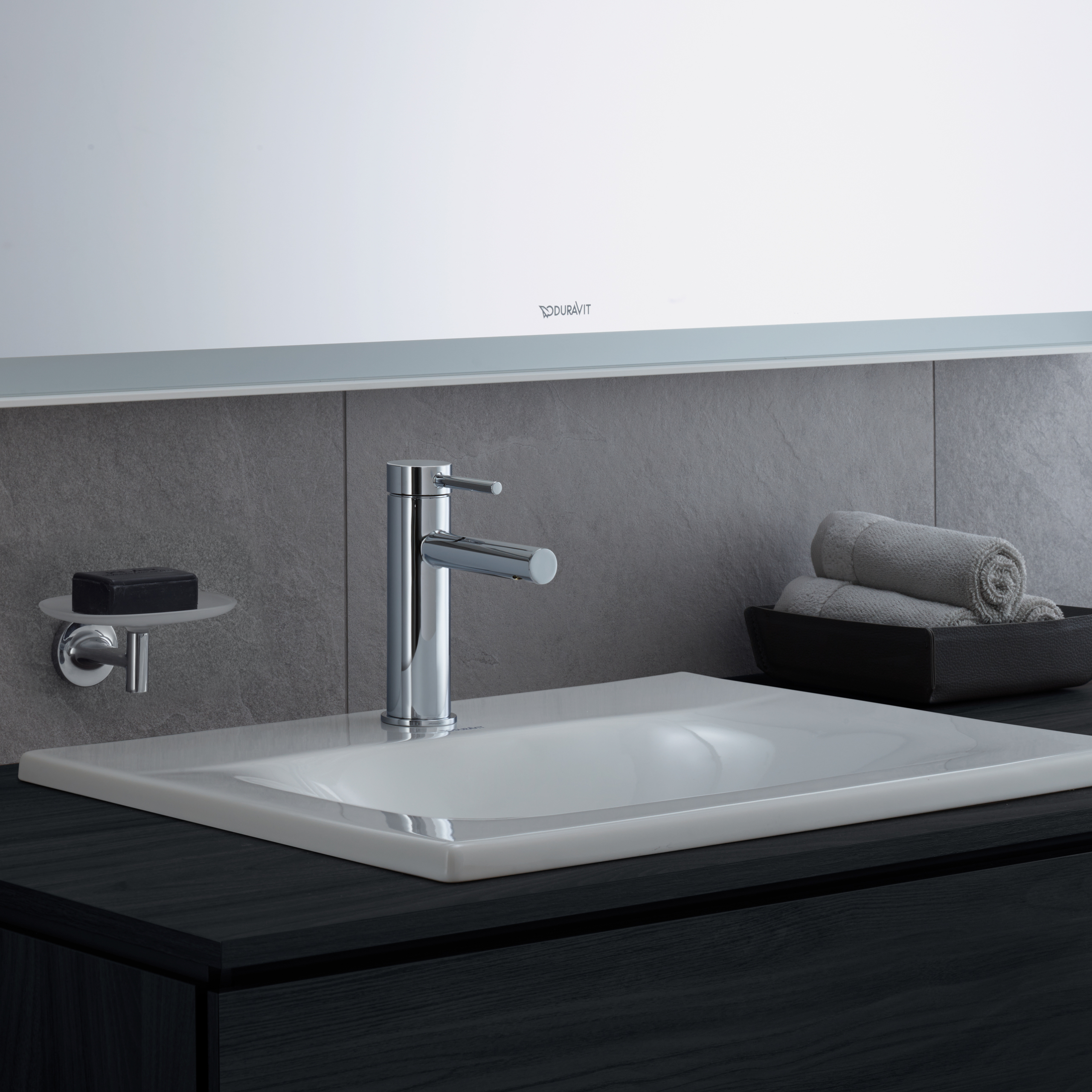 Circle S tvättställsblandare från Duravit på ett tvättställ.