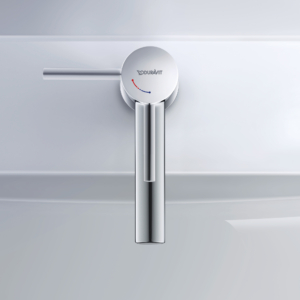 Circle S tvättställsblandare från Duravit på ett tvättställ.