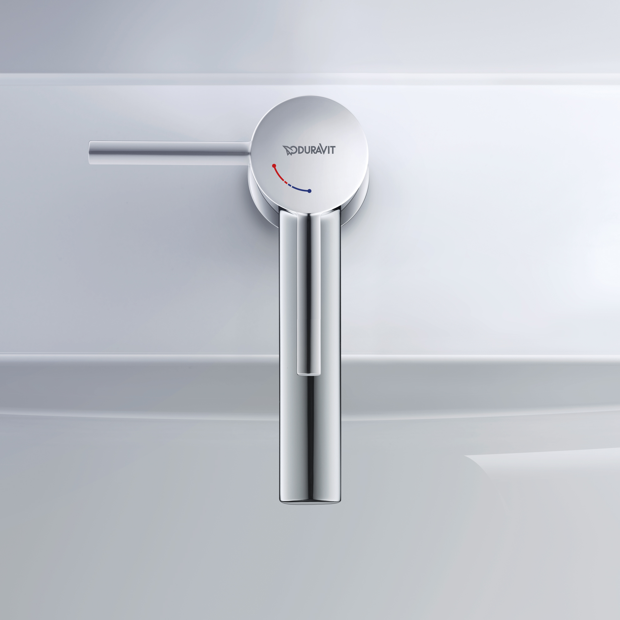 Circle S tvättställsblandare från Duravit på ett tvättställ.