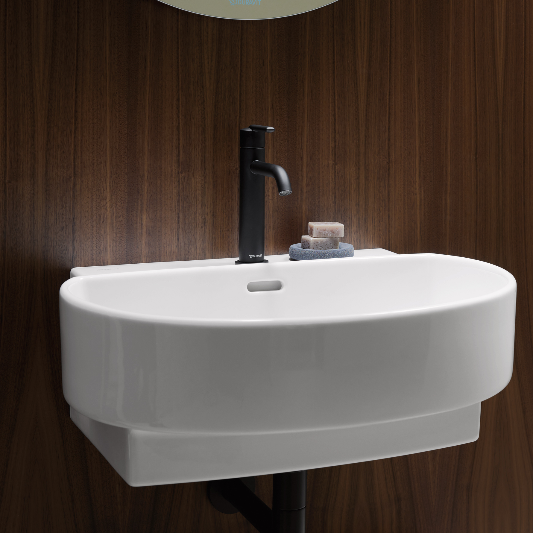 Balcoon 550 tvättställ på en badrumsvägg.