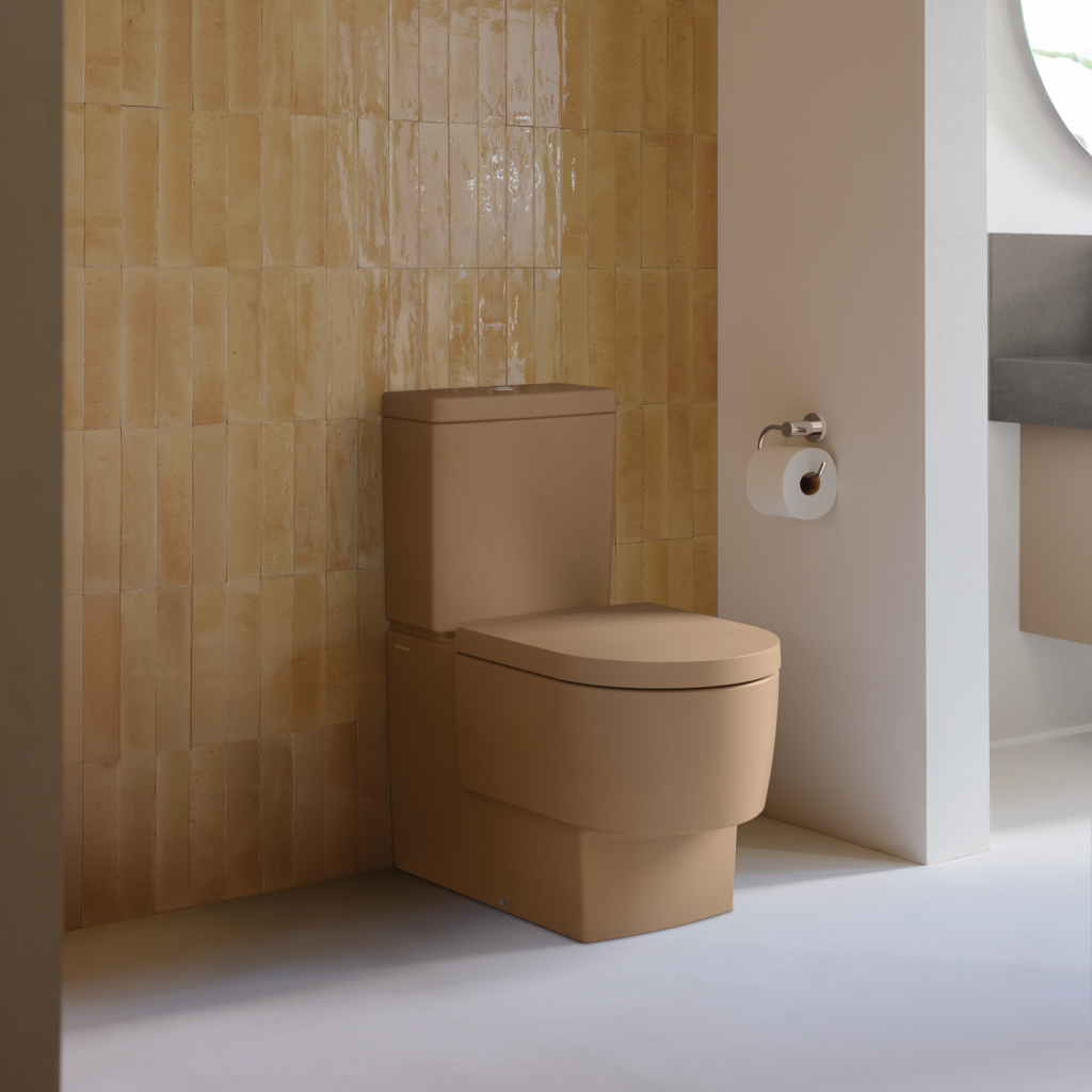 Balcoon golvstående toalett i ett badrum.