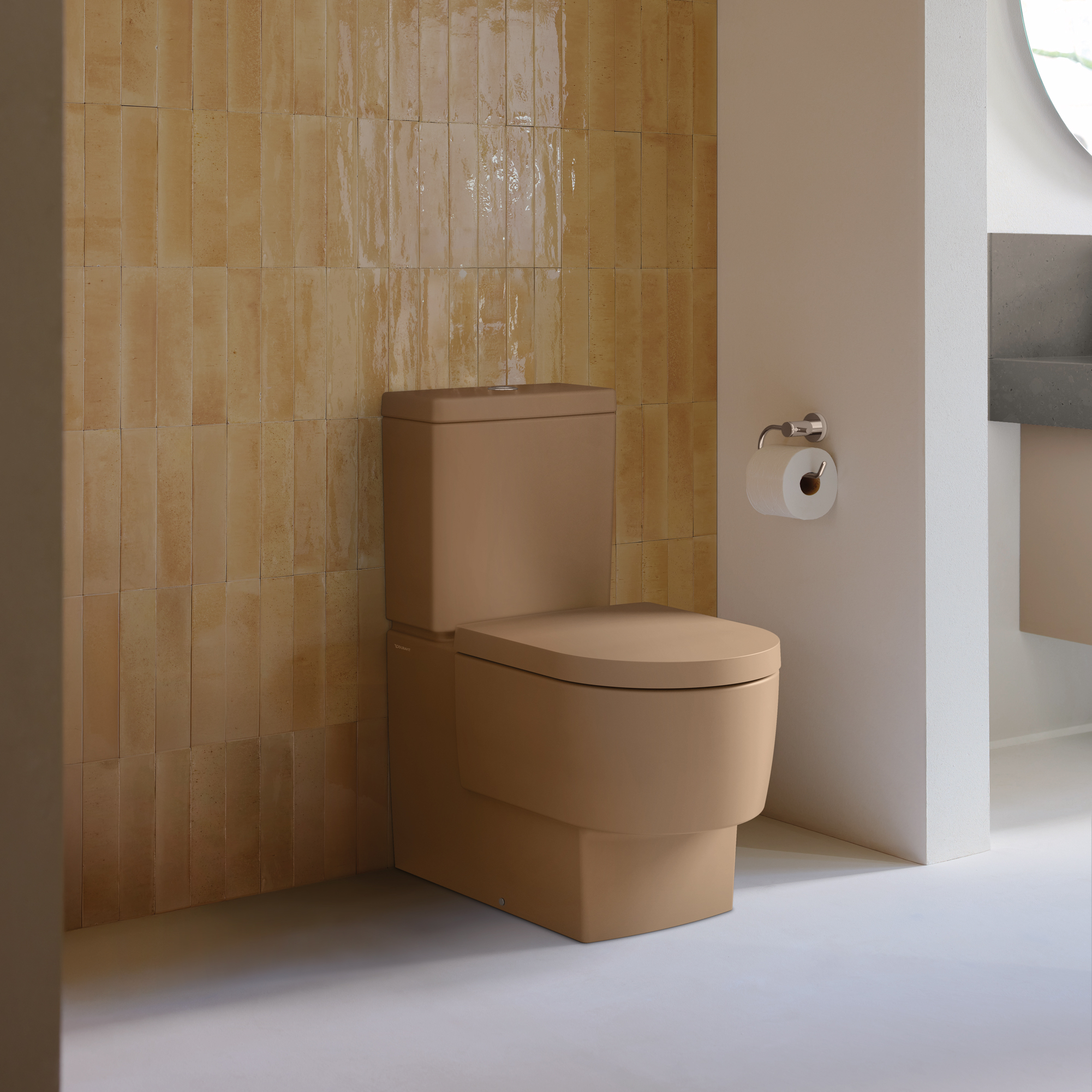 Balcoon golvstående toalett i ett badrum.