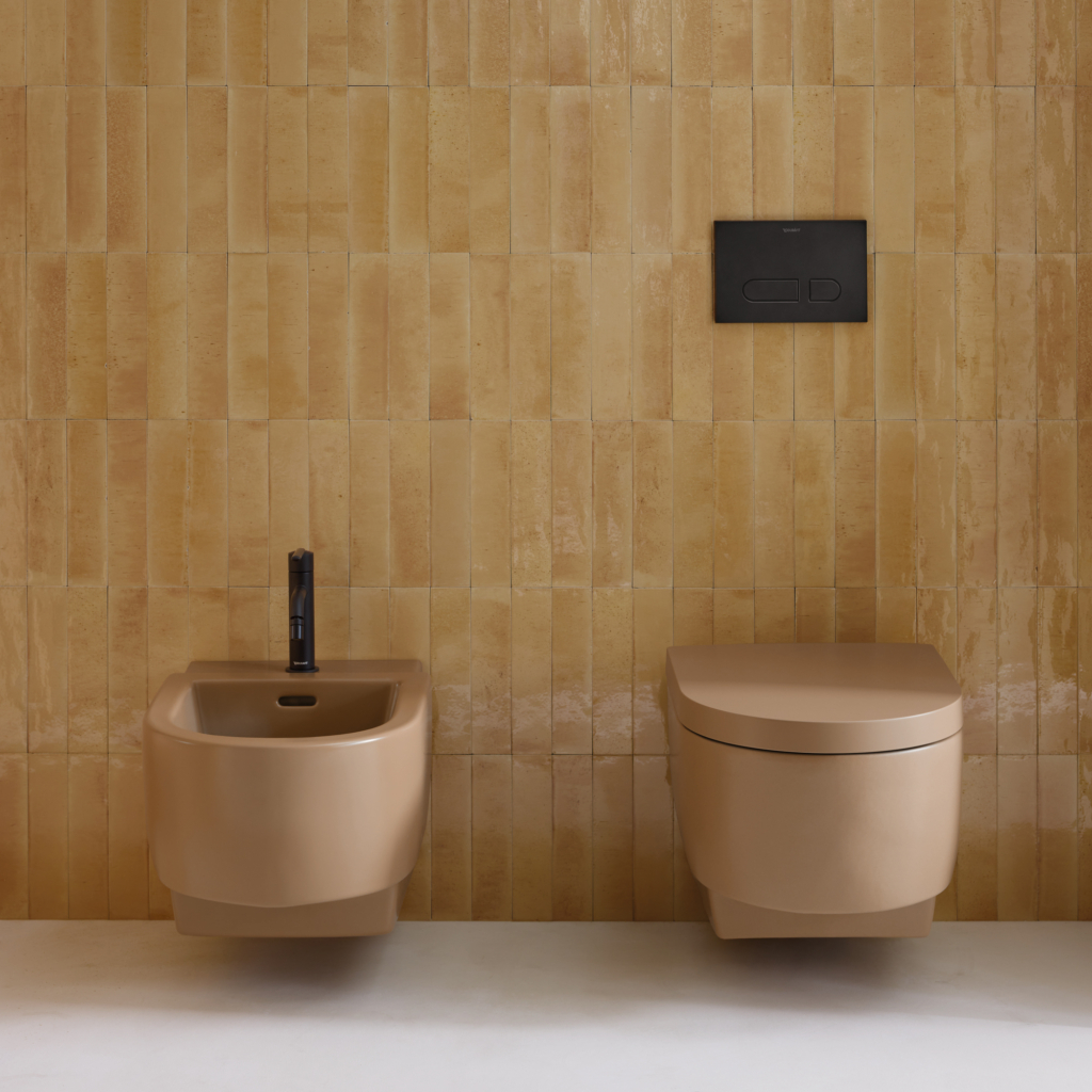 Balcoon bidé vägghängd i ett badrum.