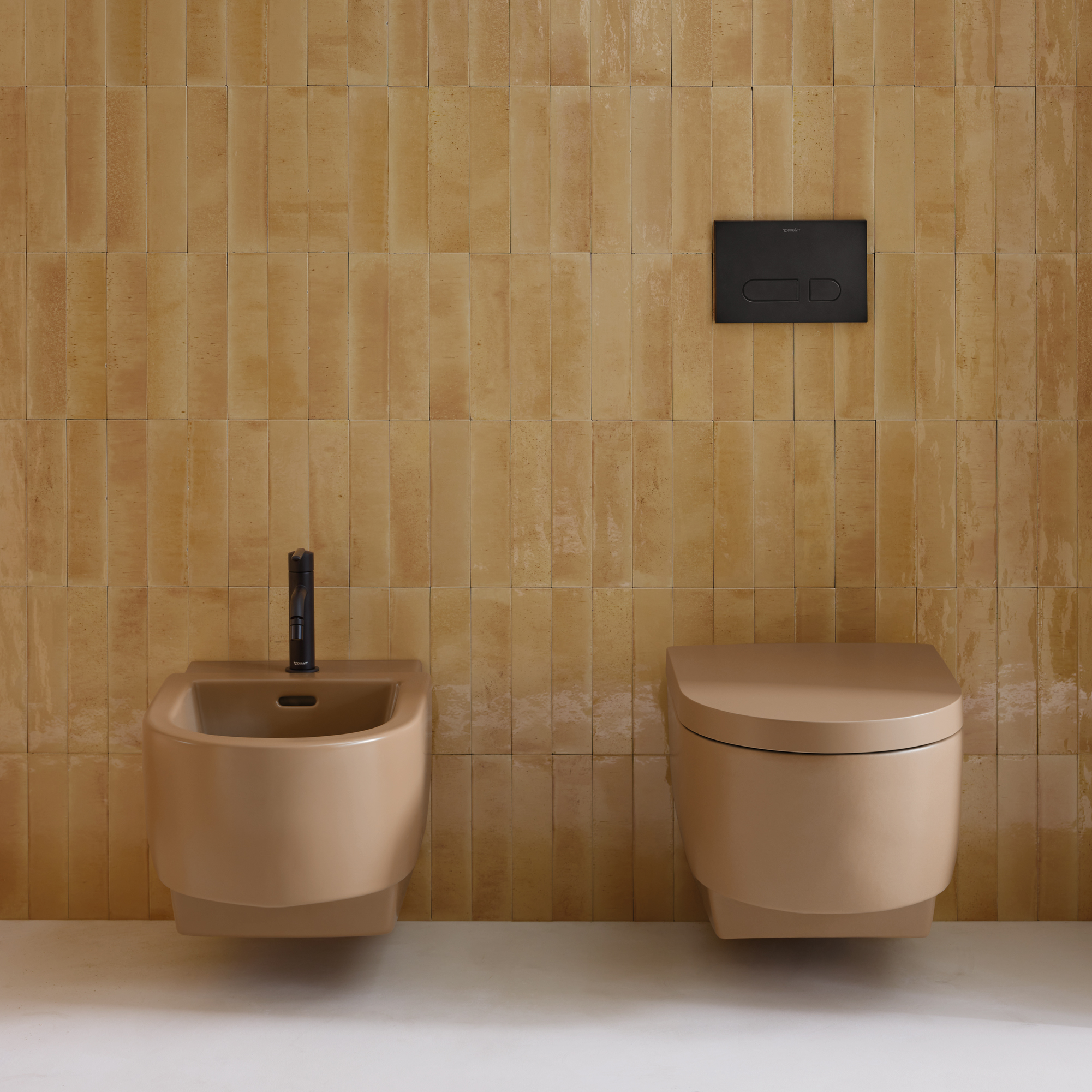 Balcoon bidé vägghängd i ett badrum.