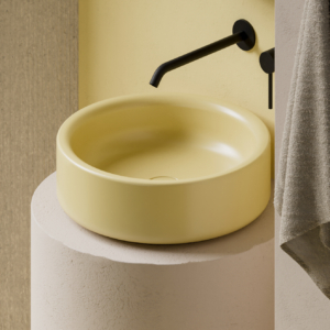 Torcello runt tvättställ för bänk på en piedestal med en väggblandare.