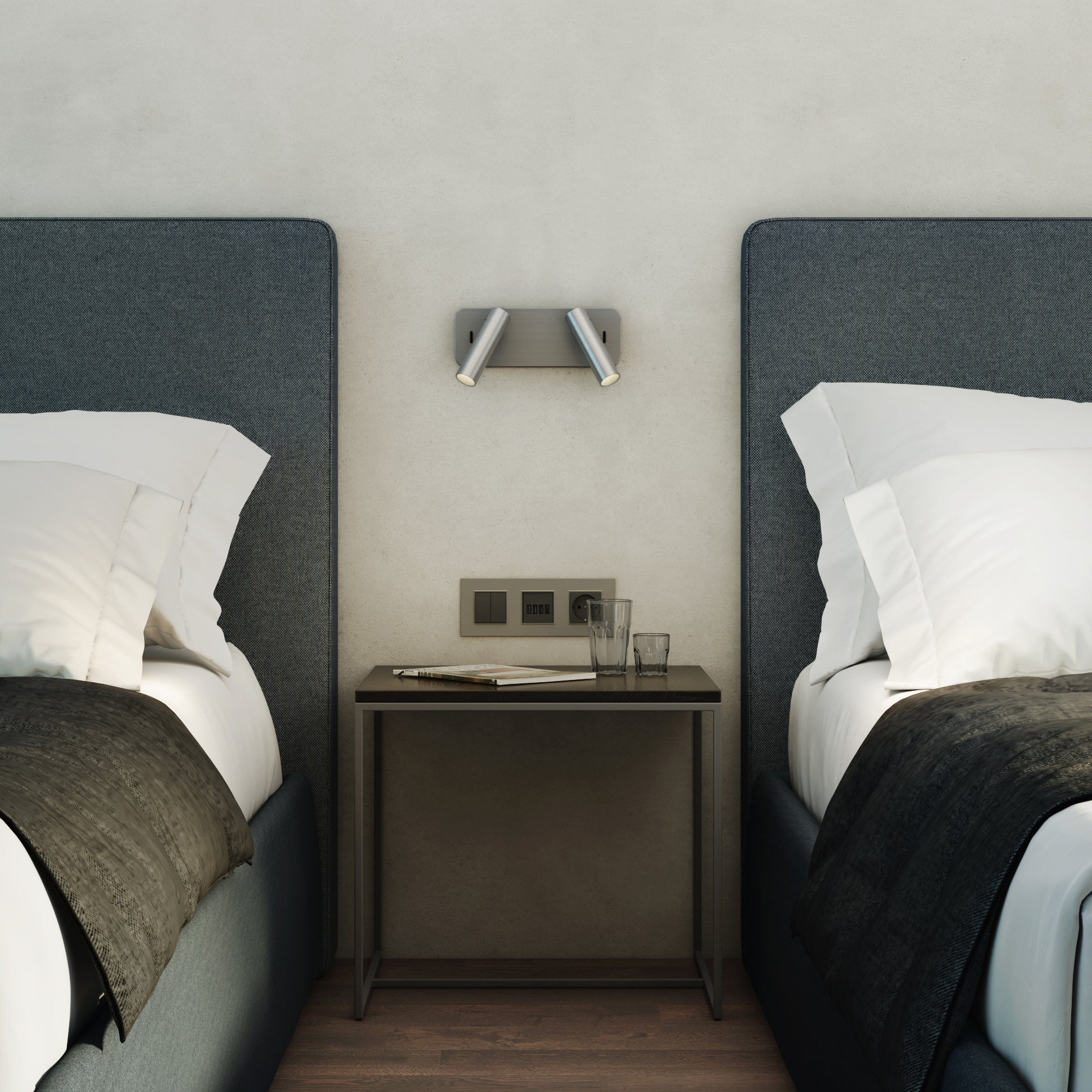 Enna Twin sänglampa, läslampa på en vägg mellan två sängar, ovanför ett sängbord.