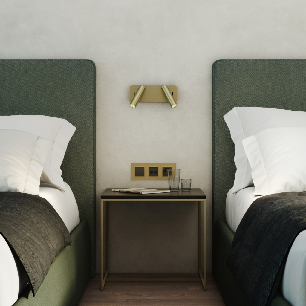 Enna Twin sänglampa, läslampa på en vägg mellan två sängar, ovanför ett sängbord.