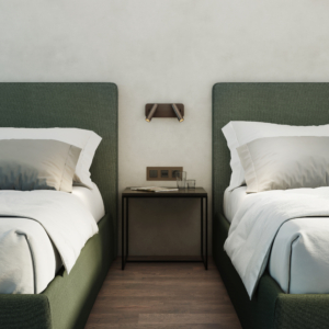 Enna Twin sänglampa, läslampa på en vägg mellan två sängar, ovanför ett sängbord.