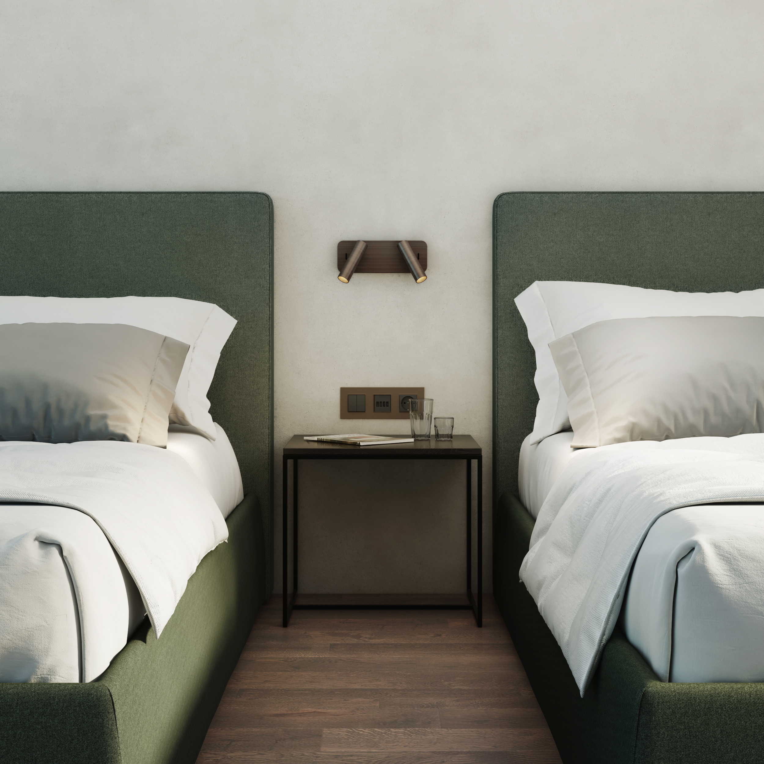 Enna Twin sänglampa, läslampa på en vägg mellan två sängar, ovanför ett sängbord.