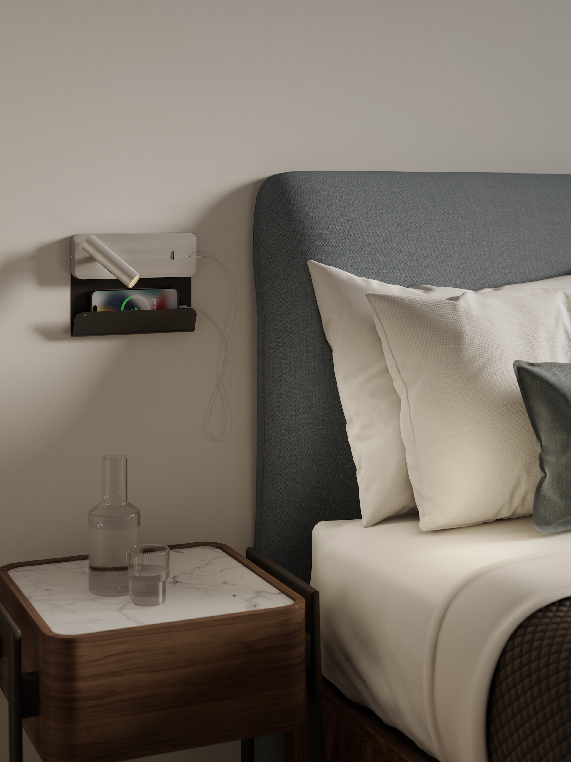 Enna Surface USB läslampa för vägg med hylla för mobil bredvid en säng.